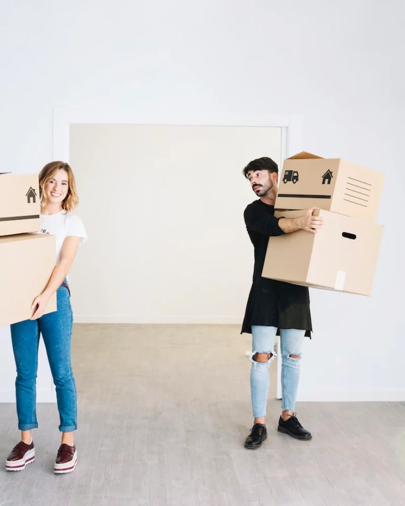 moving-concept-with-couple-holding-boxes_23-2147707104